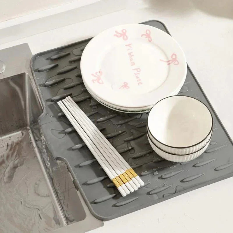 💥No-Spill Silicone Worktop Saver – Heat-Resistant & Non-Slip Mat for Drip-Free Drying💥